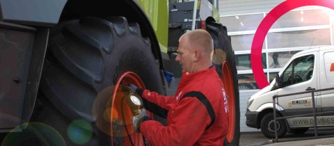 Mounting agricultural tyres