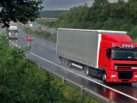 Mounting a truck tyre