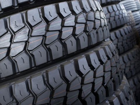 Prevent damage to truck tyres: Drive smarter and reduce tyre-related costs