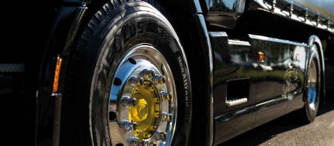 Avoid aquaplaning with the right truck tyres